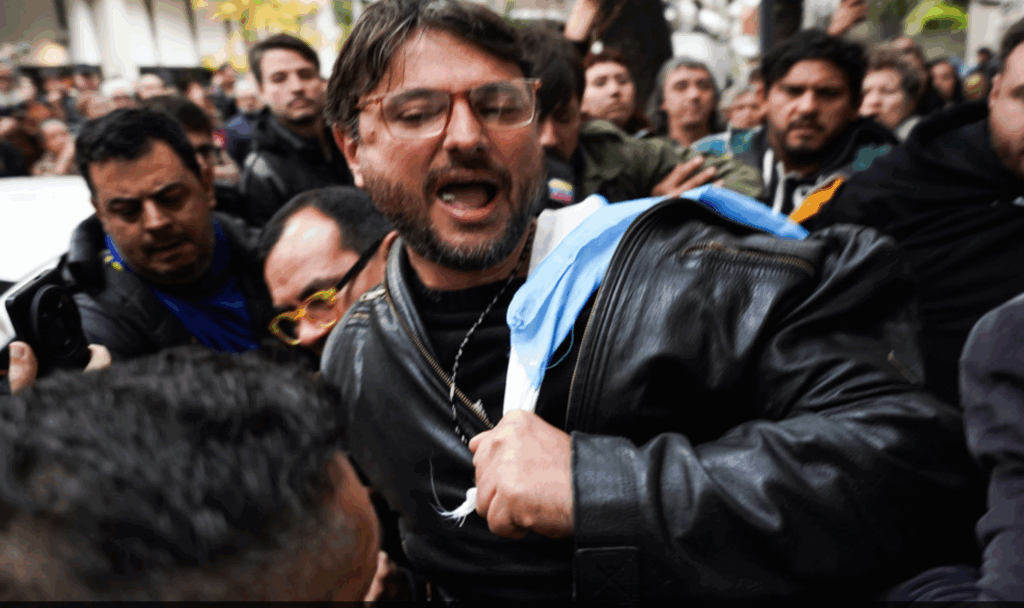 Detuvieron a Juan Grabois tras tomar el Instituto Juan Domingo Perón